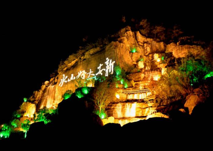 假山瀑布夜色之美 假山瀑布夜色之美